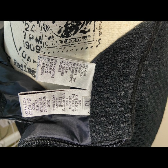 Jones New York suit size 10. Pristine. With velvet trim and delicate ruffle. - Picture 12 of 16